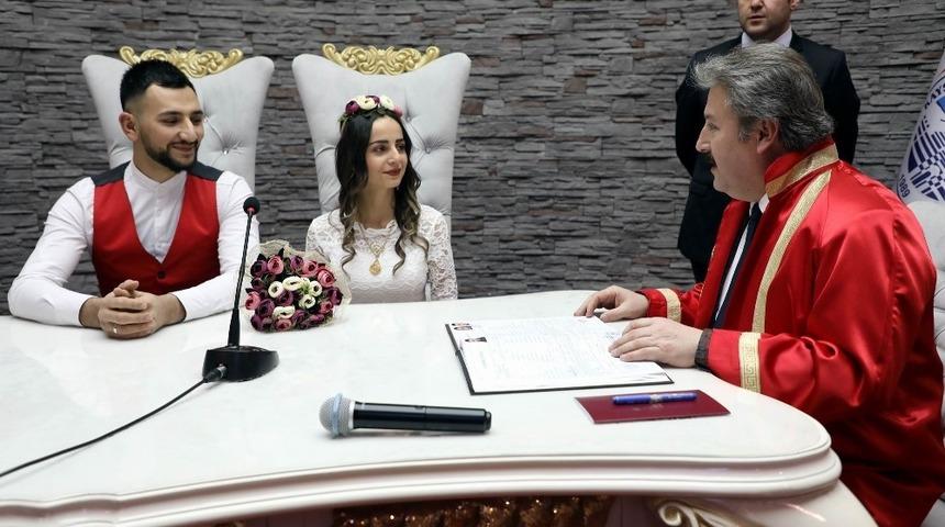 Koronavir&uuml;sten dolayı nikahlar ertelendi