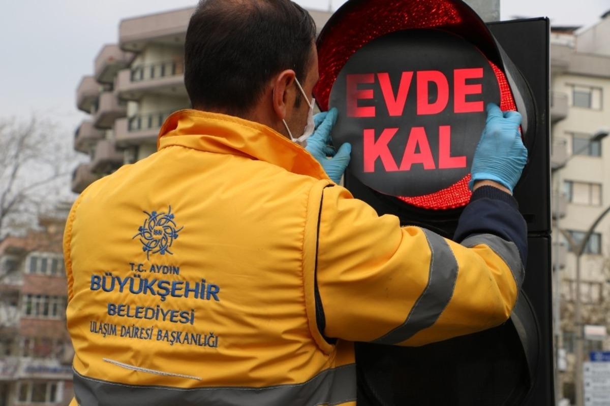 Aydın&rsquo;da trafik lambalarına &rsquo;Evde kal&rsquo; uyarısı yapıştırıldı