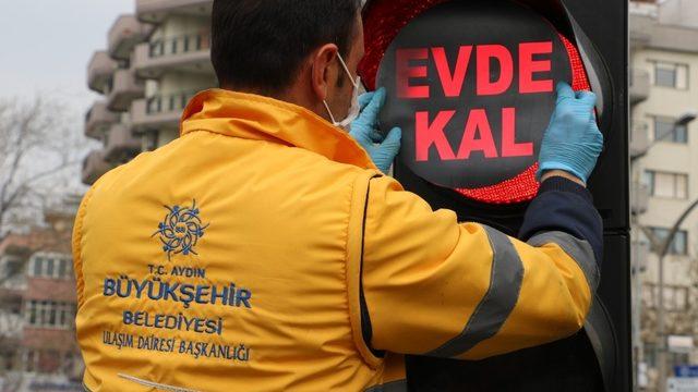 Aydın’da trafik lambalarına ’Evde kal’ uyarısı yapıştırıldı