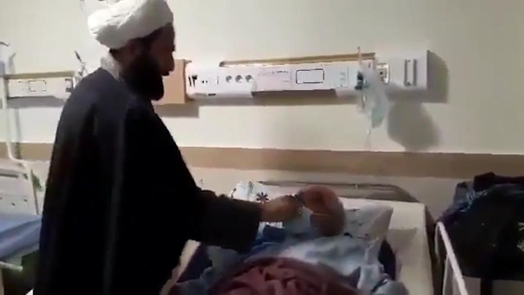 Din adamı koronavir&uuml;s hastalarına iyileşeceklerini s&ouml;yleyip esans koklattı!