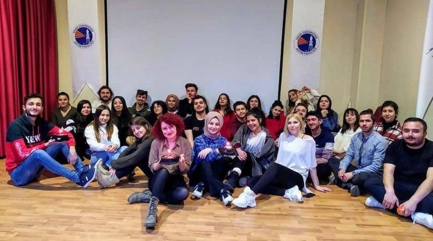 Üniversite öğrencilerinden "evde kal" mesajı