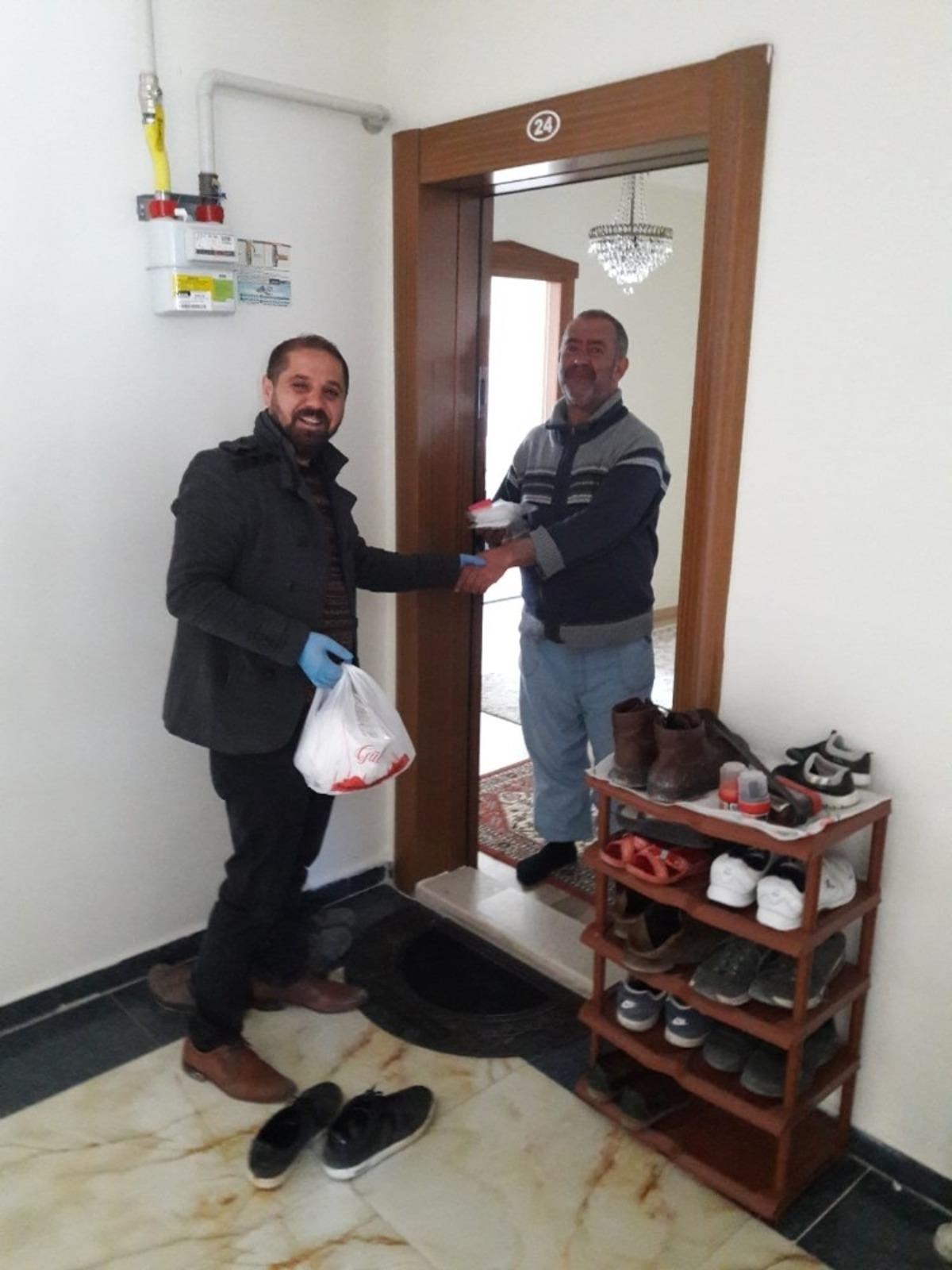 Muhtardan mahalle sakinlerine maske ve ıslak mendil jesti