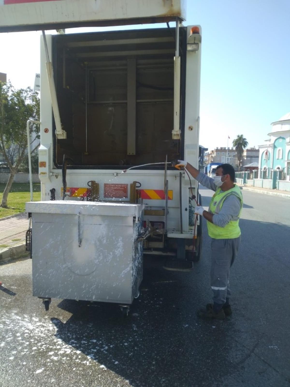 Kepez&rsquo;de &ccedil;&ouml;p konteynerleri dezenfekte ediliyor