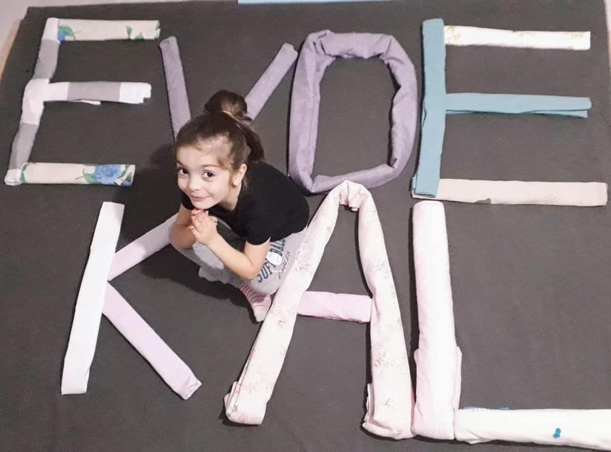 K&uuml;&ccedil;&uuml;k &ouml;ğrencilerinden oyuncakları ile &lsquo;Evde Kal&rsquo; &ccedil;ağrısı