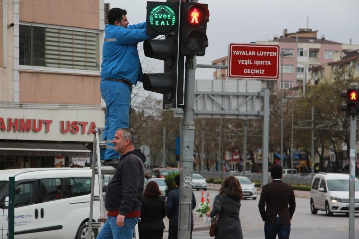 Kocaeli&rsquo;deki trafik ışıklarıyla &rsquo;evde kal&rsquo; mesajı verildi