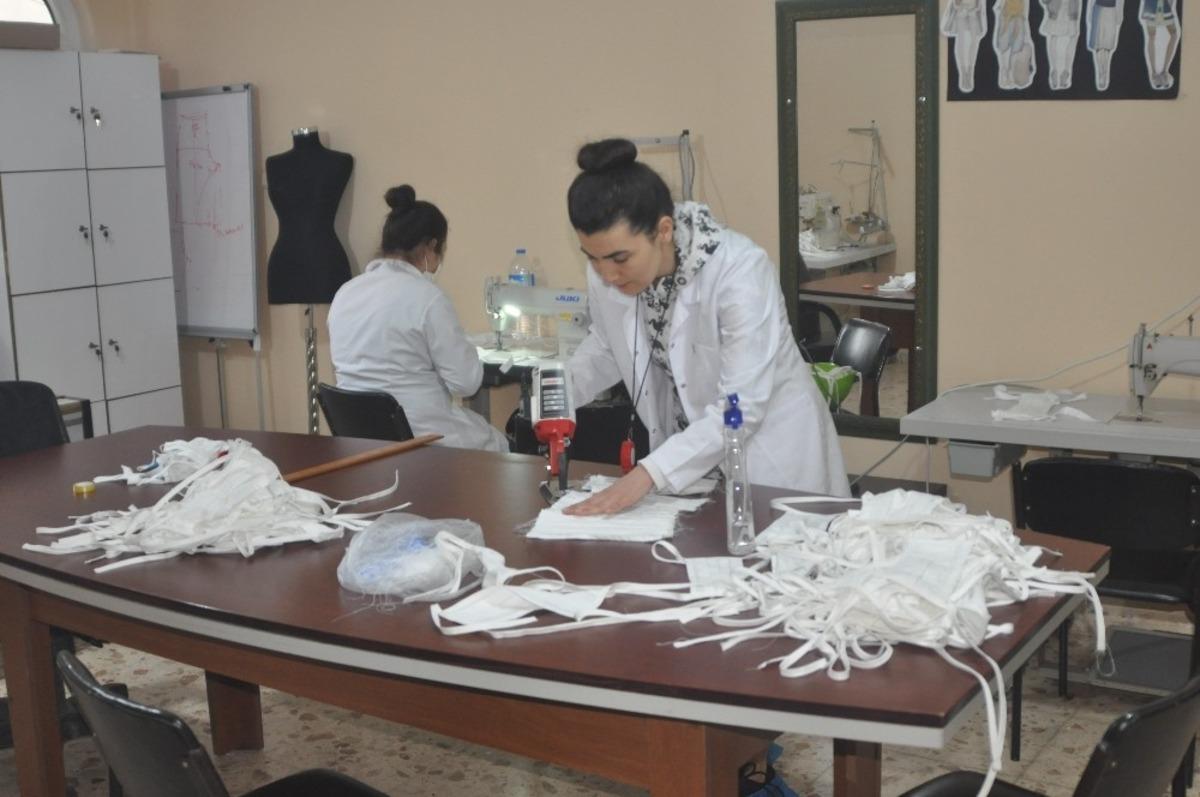Payas&rsquo;ta g&ouml;n&uuml;ll&uuml; kadınlar, g&uuml;nl&uuml;k 400 adet maske &uuml;retiyor