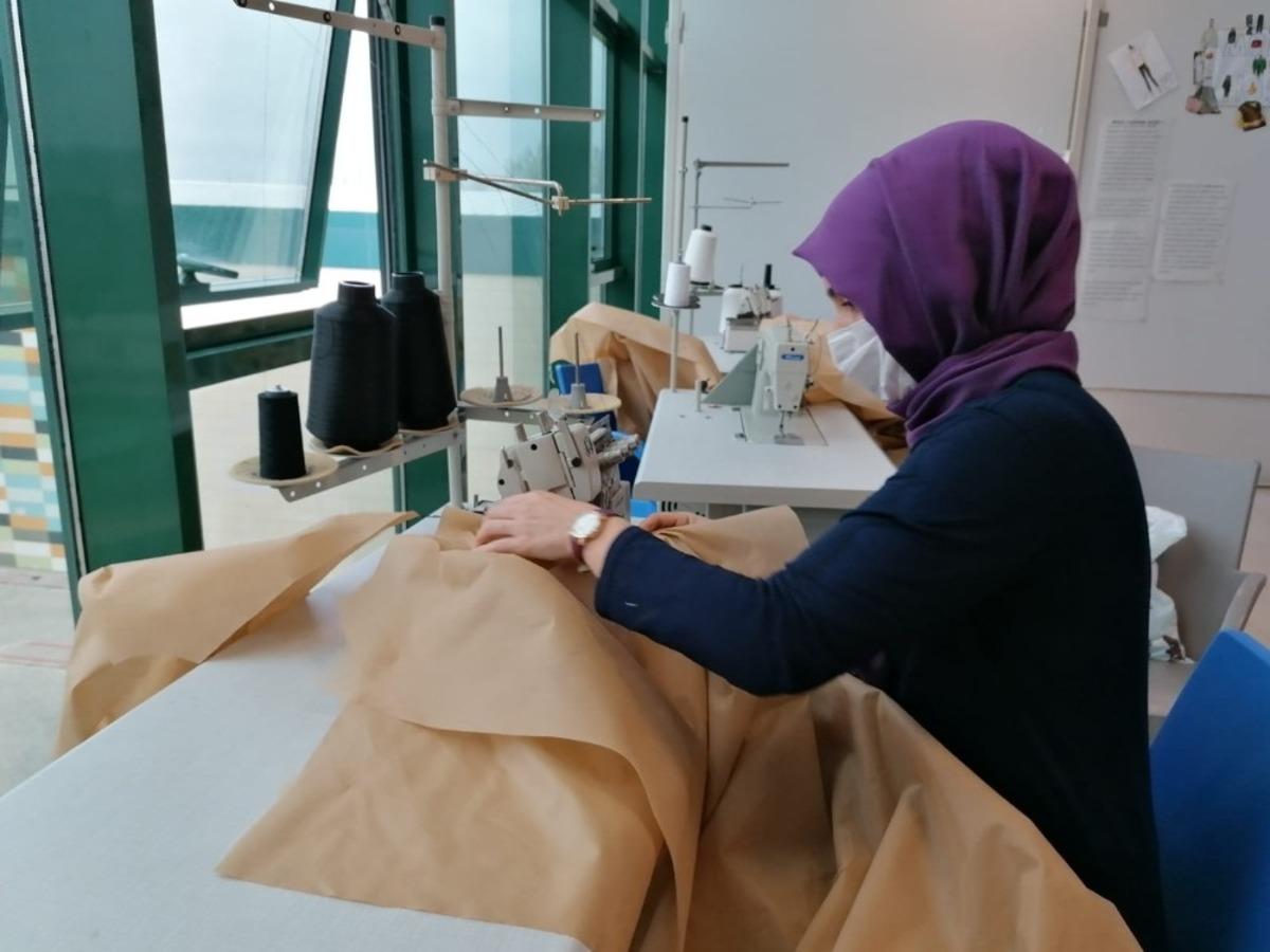 Biga Belediyesi maske ve koruyucu kıyafet &uuml;retiyor