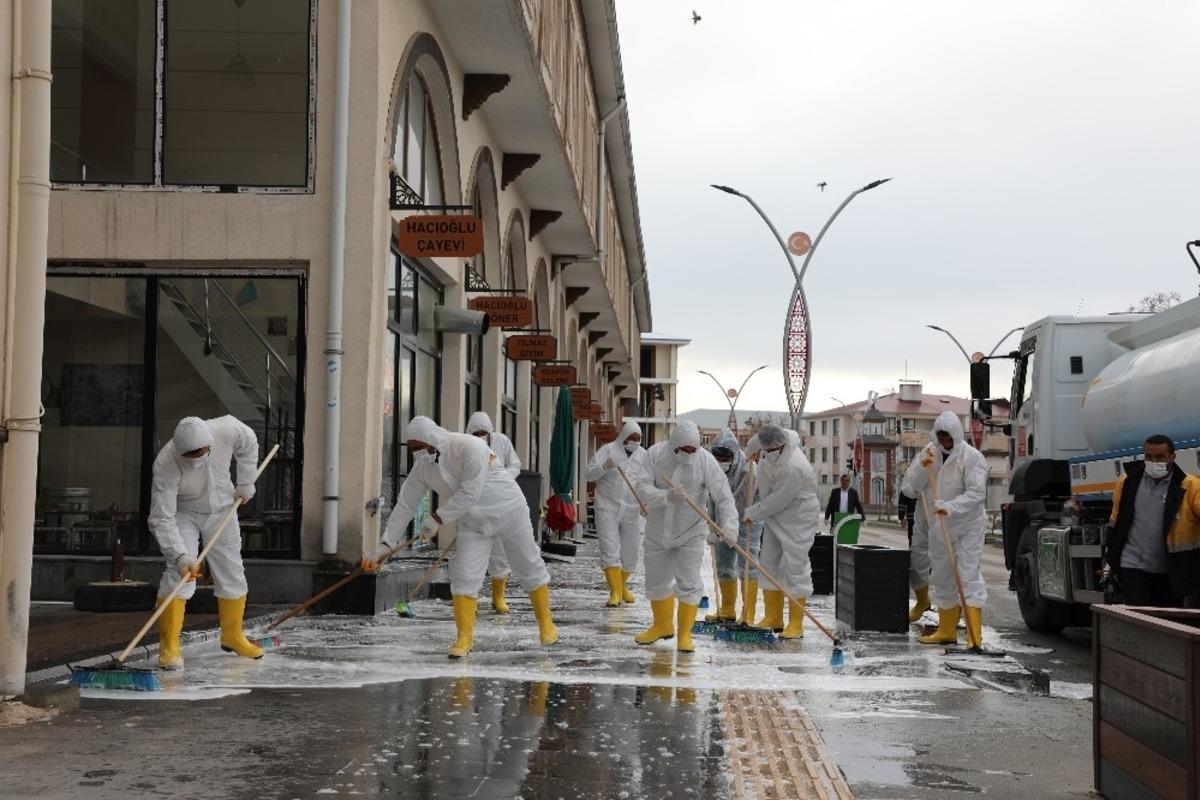 G&uuml;rpınar Belediyesi cadde ve sokakları k&ouml;p&uuml;kl&uuml; suyla yıkadı