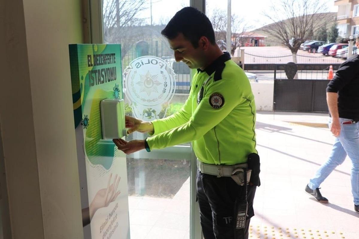 Yahşihan&rsquo;da korona vir&uuml;se karşı dezenfektan standı kuruldu
