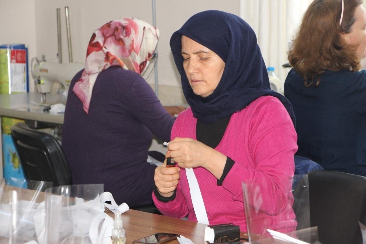 Halk Eğitim Merkezi&rsquo;nden sağlık &ccedil;alışanları i&ccedil;in film maske &uuml;retimi