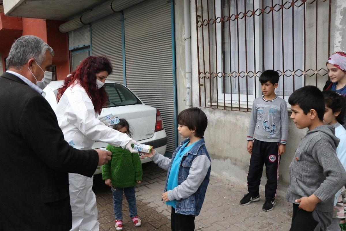 Okula gidemeyen &ccedil;ocuklara s&uuml;t