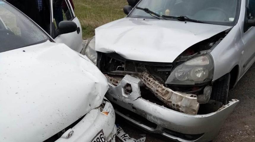 Otomobiller kafa kafaya &ccedil;arpıştı: 2 yaralı