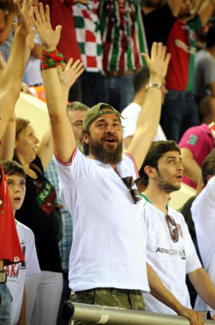 Heyecanlı taraftar Engin Altan G4