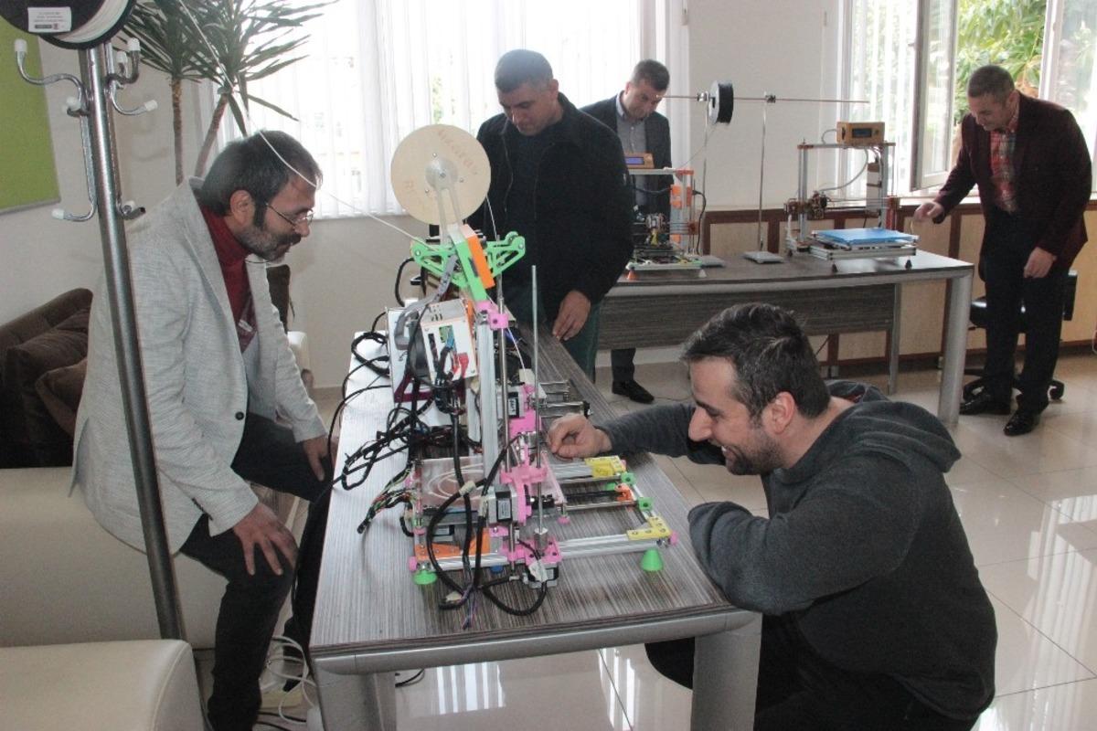 Alanya&rsquo;da sağlık &ccedil;alışanları  i&ccedil;in y&uuml;z koruyucu maske &uuml;retiliyor