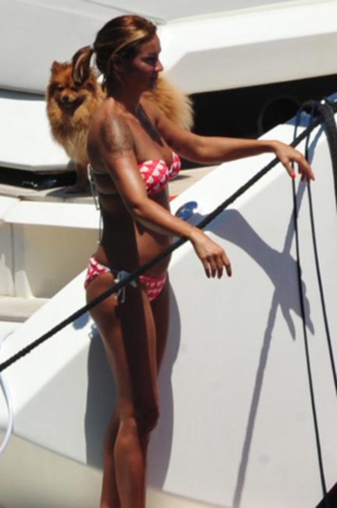 Pınar Altuğ bikiniyle yakalandı