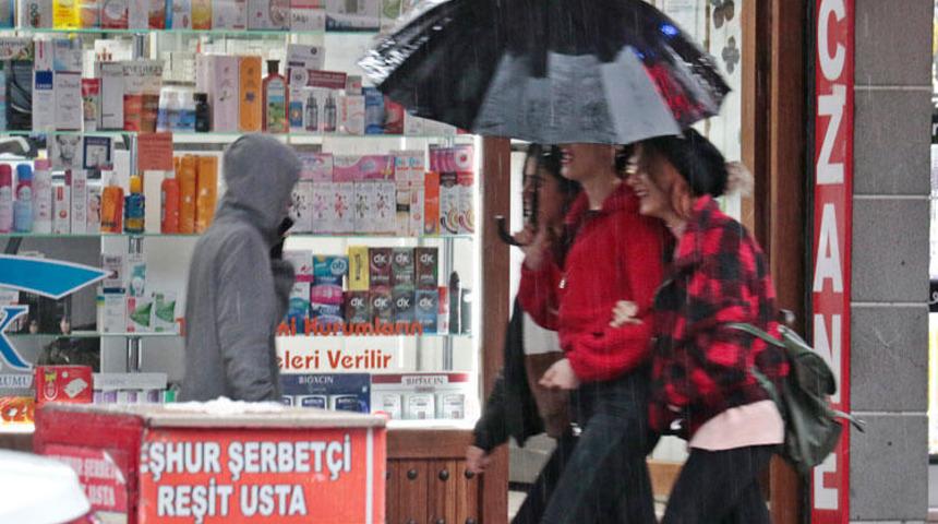 Koronavirüse aldırmadılar! Yağmur bile onları durduramadı...