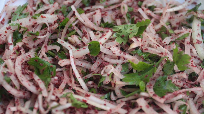 Sumaklı soğan salatası tarifi