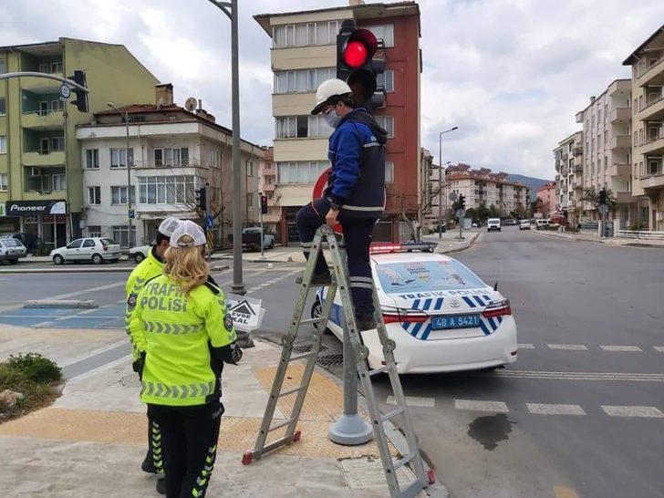 Kırmızı ışıkta ’evde kal’ yeşil ışıkta ’eve git’ çağrısı G2