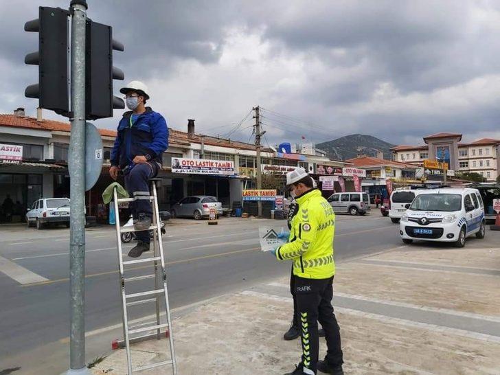 Kırmızı ışıkta ’evde kal’ yeşil ışıkta ’eve git’ çağrısı G3