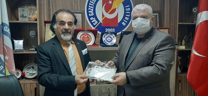 Başkan Kıymaz’dan gazetecilere maske G3