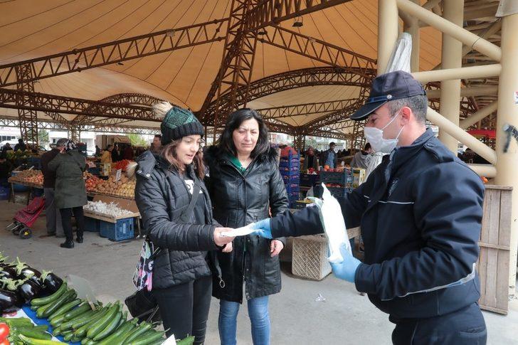 Akhisar’da zabıta ekipleri cuma pazarında koruyucu maske dağıttı G2