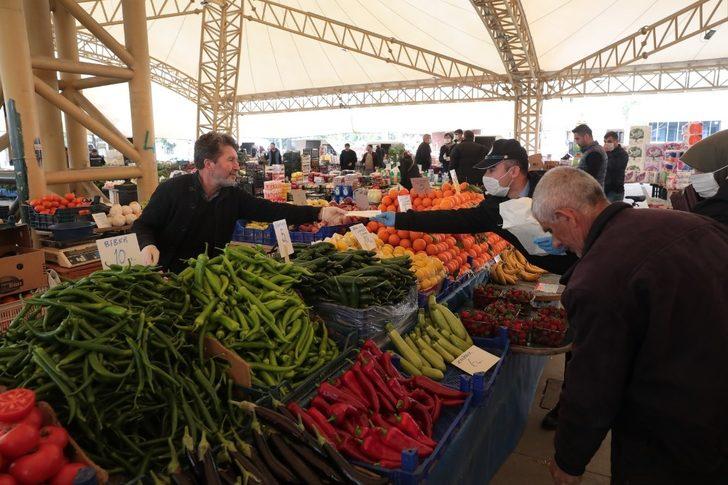Akhisar’da zabıta ekipleri cuma pazarında koruyucu maske dağıttı G3