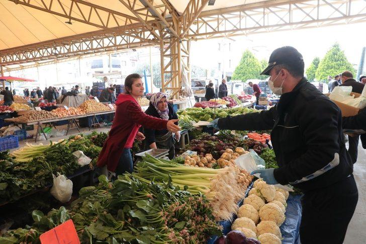 Akhisar’da zabıta ekipleri cuma pazarında koruyucu maske dağıttı G4