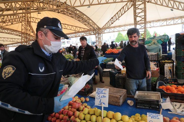 Akhisar’da zabıta ekipleri cuma pazarında koruyucu maske dağıttı G5