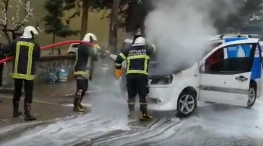 Isparta’da seyir halindeki ticari araç alev aldı