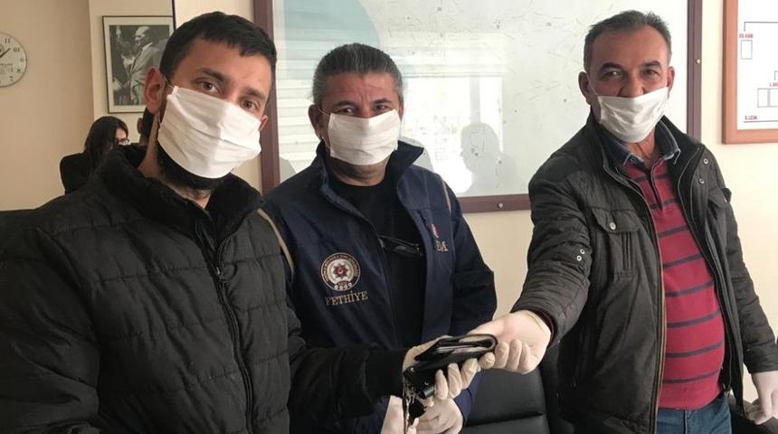 Caddede bulduğu c&uuml;zdanı sahibine ulaştırdı