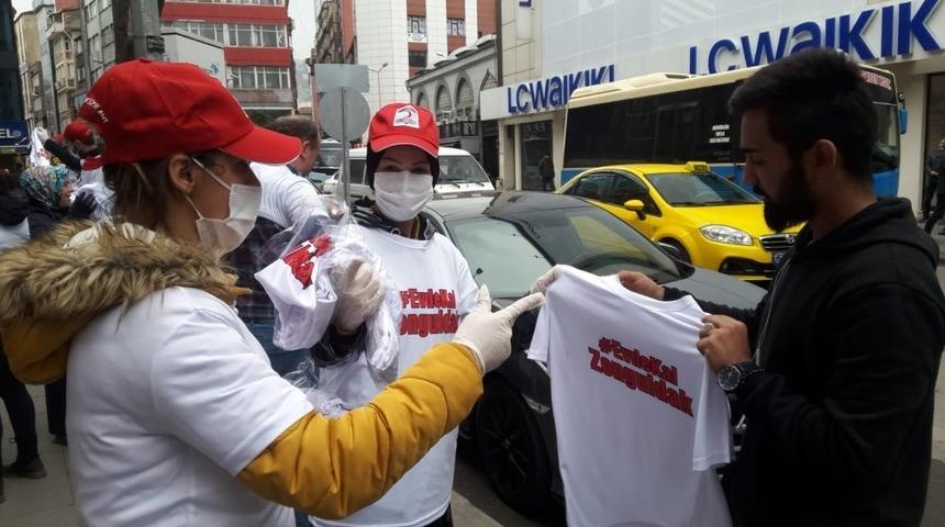 Vatandaşları tek tek durdurup "evde kal" tiş&ouml;rt&uuml; dağıttılar