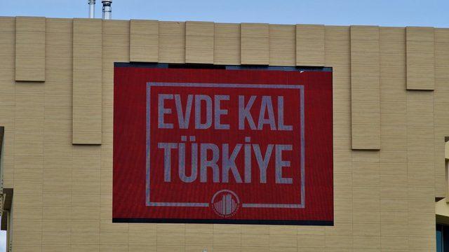 Evde Kal Türkiye yazılı pankart