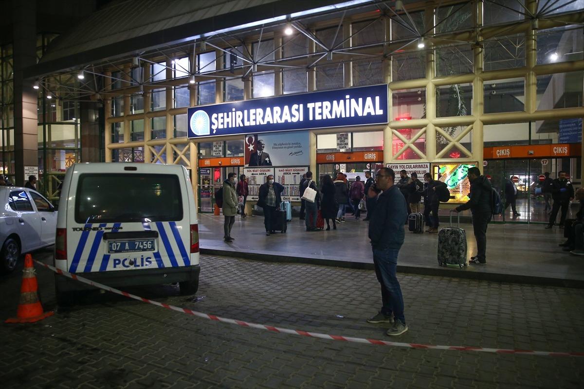 Otogarlardan otob&uuml;slerin &ccedil;ıkışlarına izin verilmedi: Yolcuların bileti iptal edildi