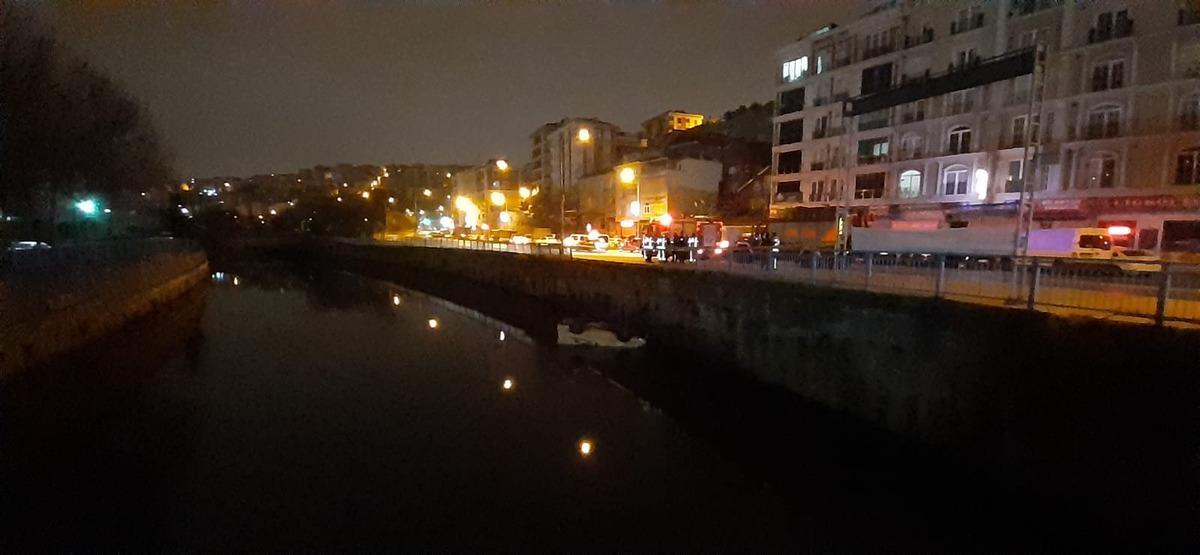 Polisin 'dur' ihtarına uymayan 2 kişi panelvan ile su kanalına u&ccedil;tu