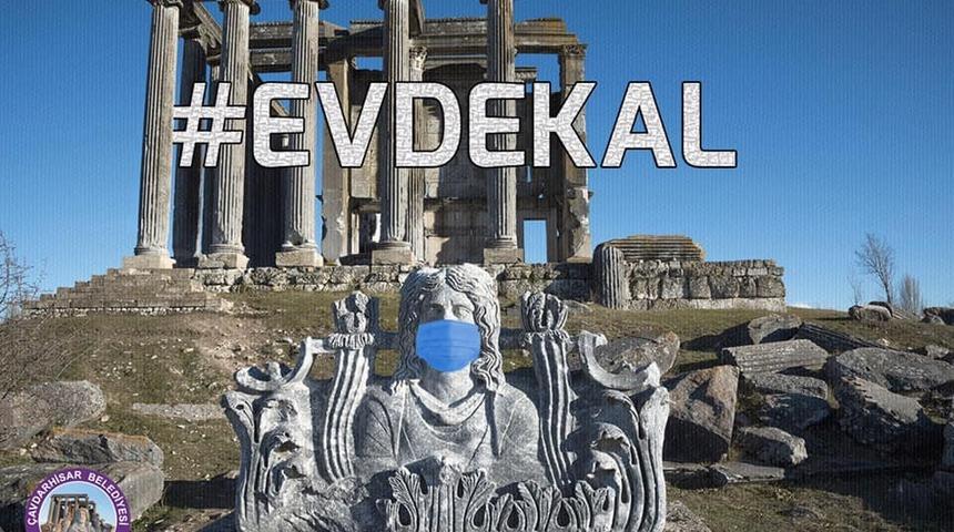 Zeus heykeline maske takıp &rsquo;evde kal&rsquo; &ccedil;ağrısı yapıldı