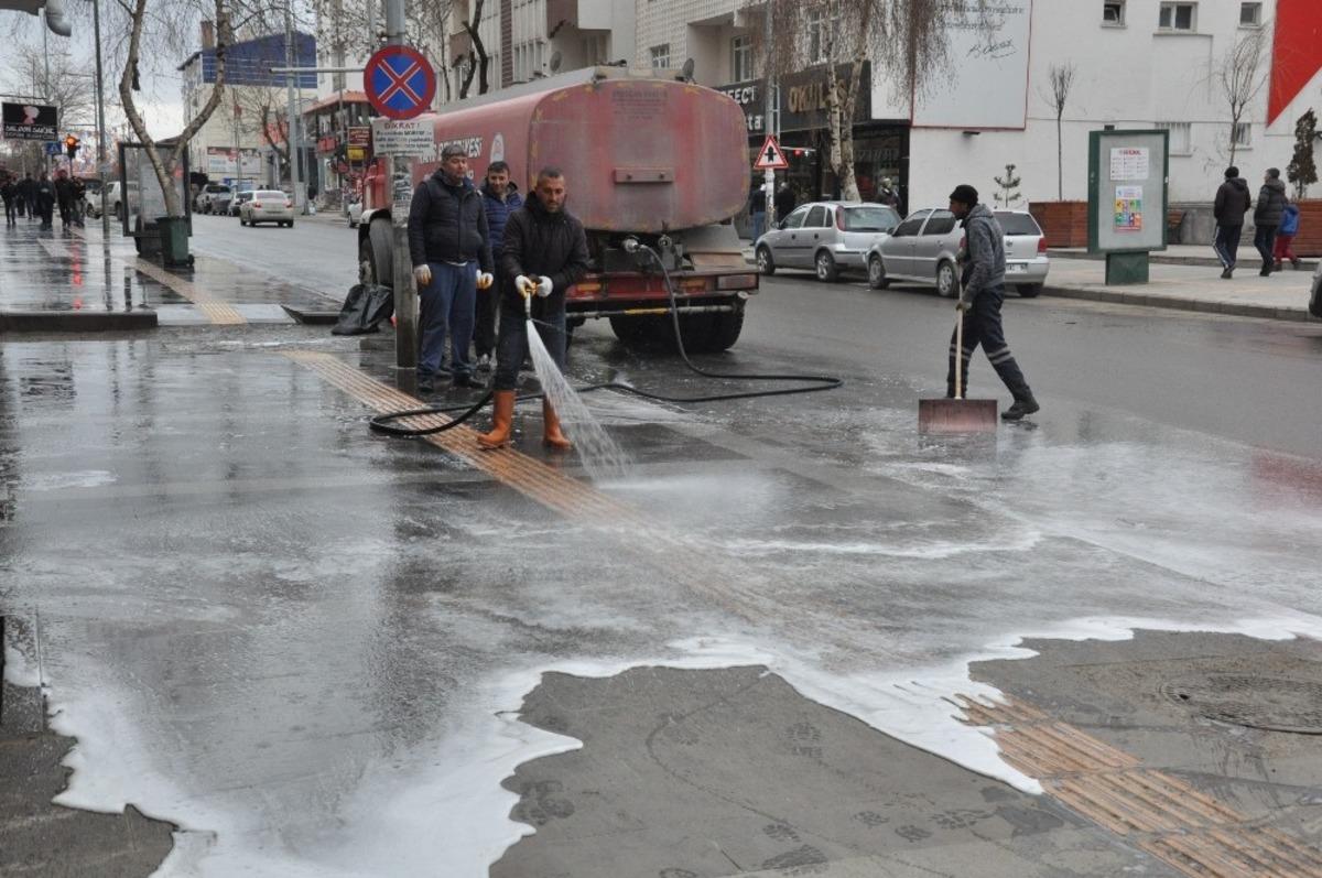 Kars Belediyesi Cadde ve sokakları k&ouml;p&uuml;kl&uuml; su ile yıkıyor