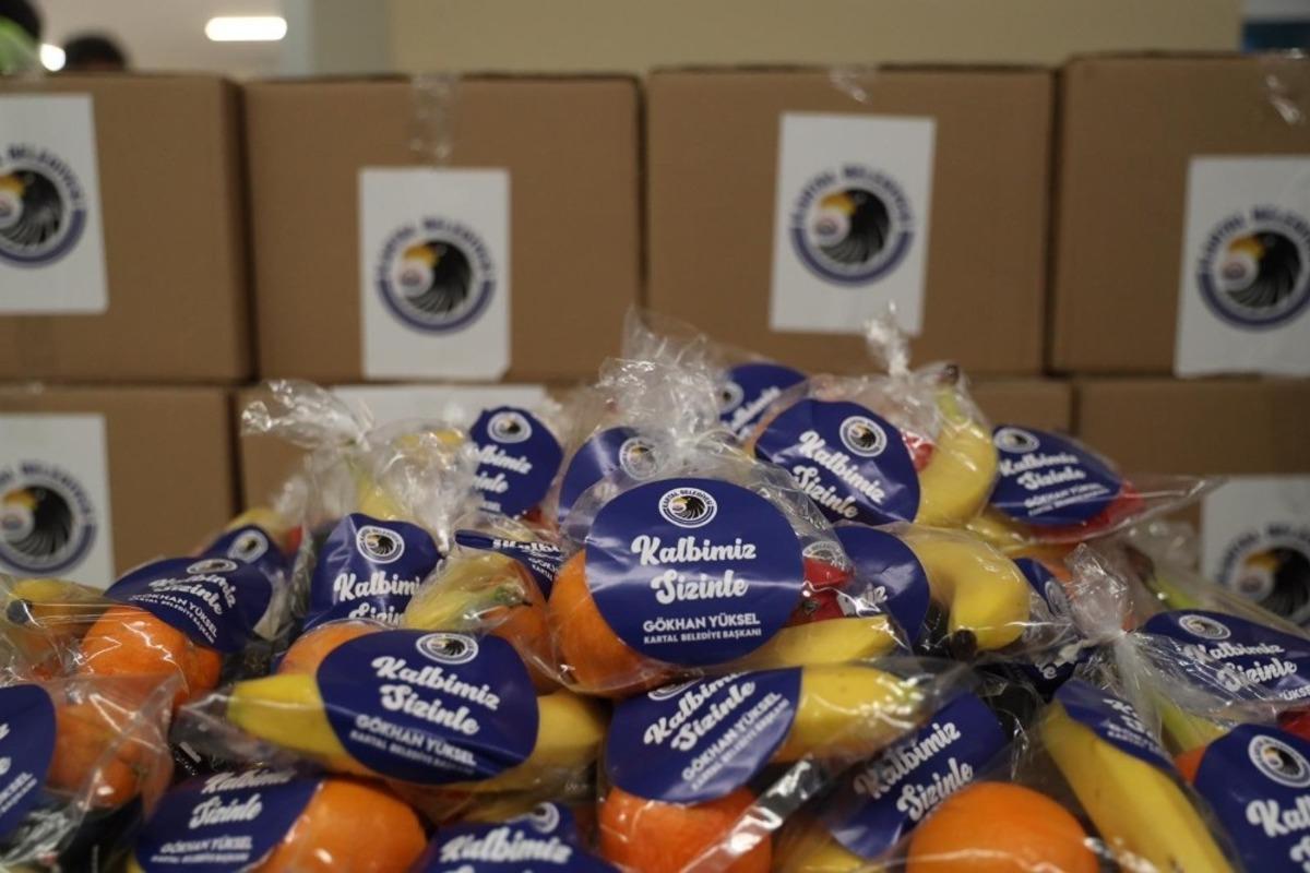 Kartal&rsquo;da sağlık &ccedil;alışanlarına &ccedil;ikolatalı ve meyveli jest
