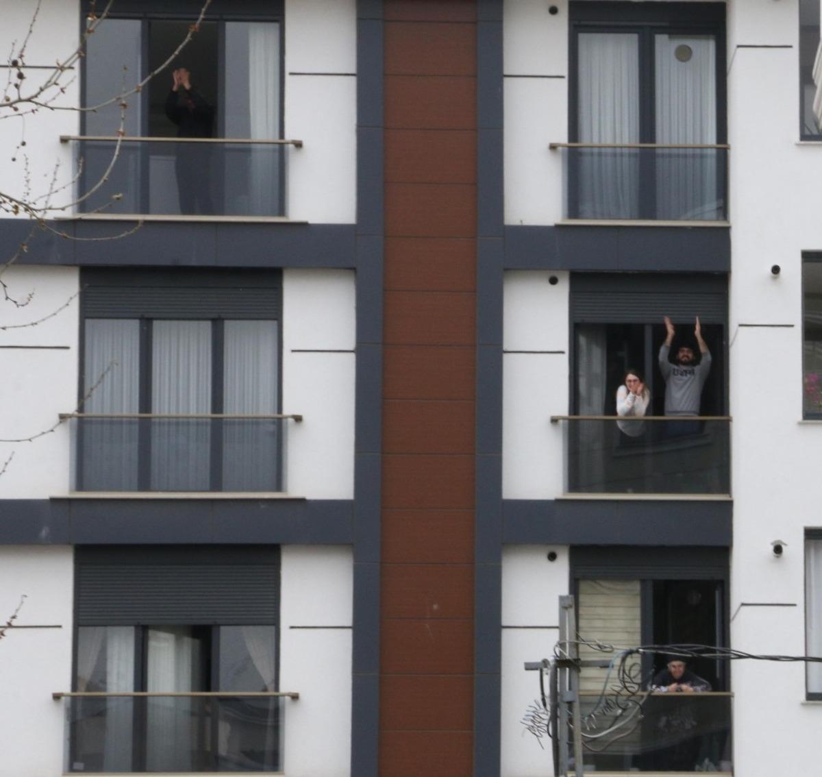 Korona vir&uuml;s nedeniyle evde kalan vatandaşlar sokaklarına gelen bando takımıyla moral buldu