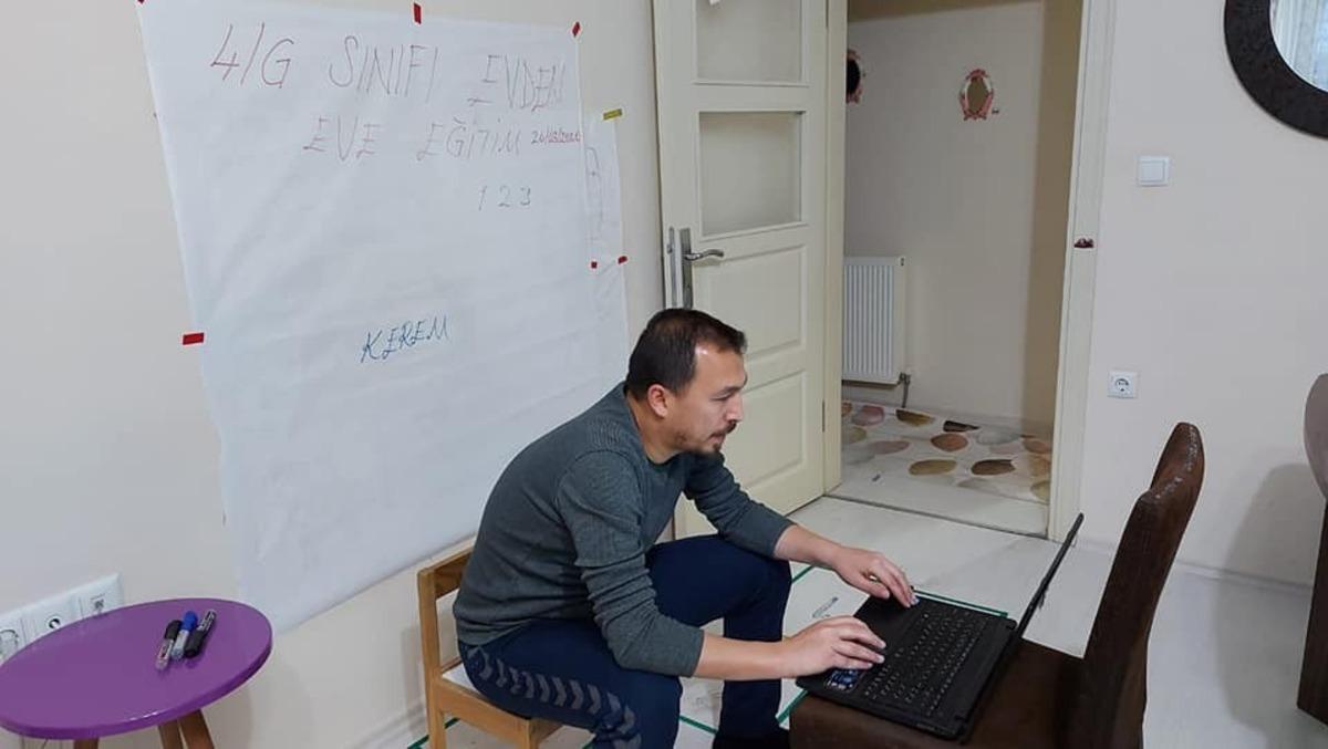 Evini sınıfa d&ouml;n&uuml;şt&uuml;rd&uuml;, canlı yayınla ders anlattı