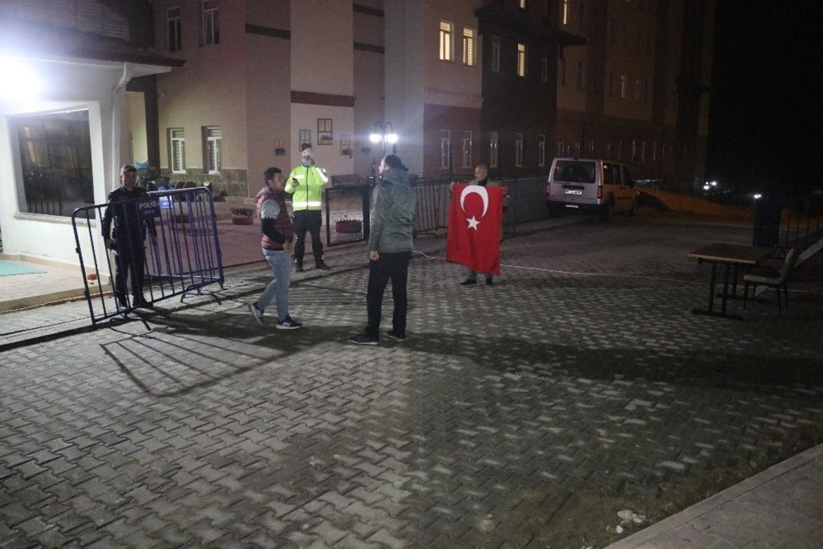 Karantina altındaki &ouml;ğrenciden T&uuml;rkiye'ye k&uuml;f&uuml;r! Vatandaşlar yurdun &ouml;n&uuml;ne geldi