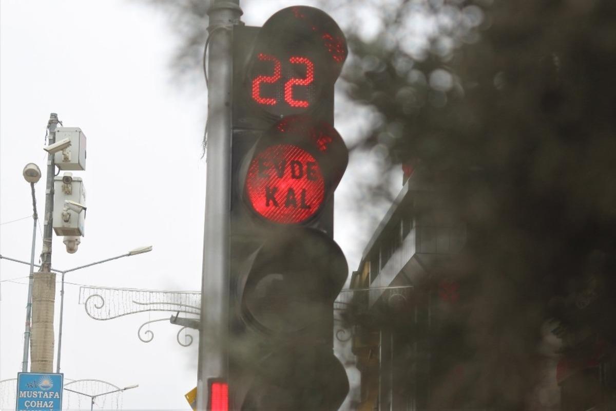 Van&rsquo;daki trafik ışıkları &rsquo;Evde kal&rsquo; dedi