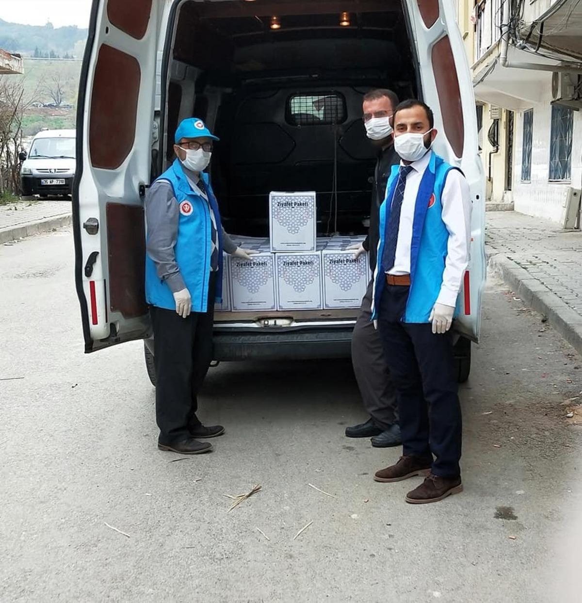 İmamlar yardıma muhta&ccedil; vatandaşların imdadına koşuyor
