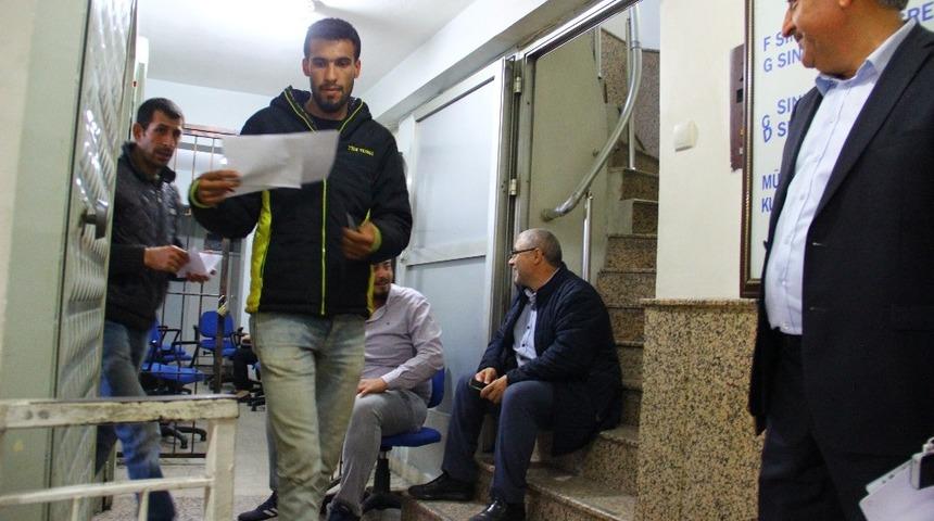 Noterler vir&uuml;s nedeniyle n&ouml;betleşe &ccedil;alışınca, vatandaş saatlerce işlem sırası bekliyor