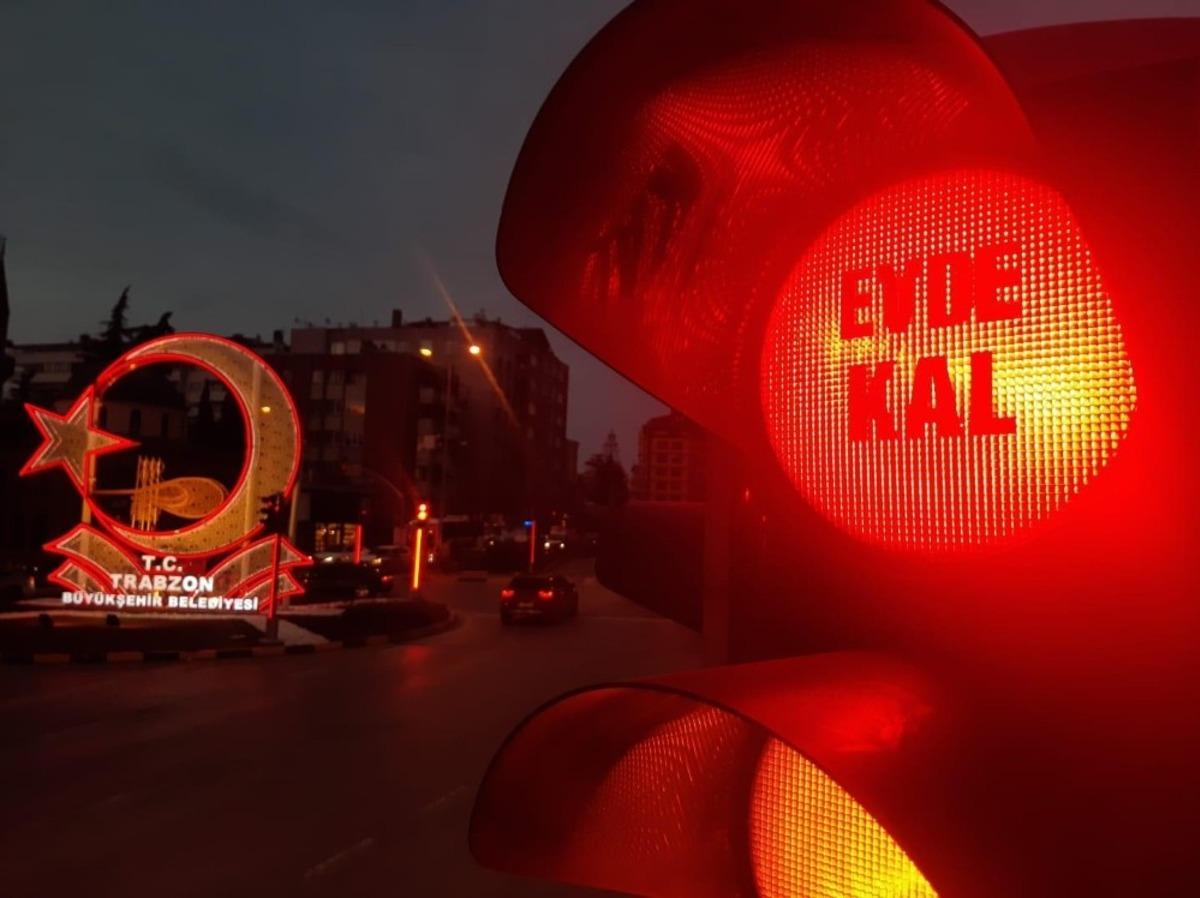 Kırmızıda &rsquo;Evde kal&rsquo;, yeşilde &rsquo;Hayde eve&rsquo;