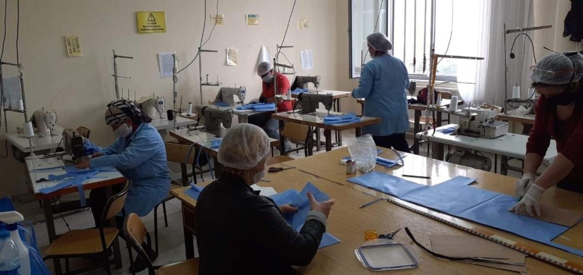 Kız Meslek Lisesi personelinden cerrahi maske &uuml;retimi