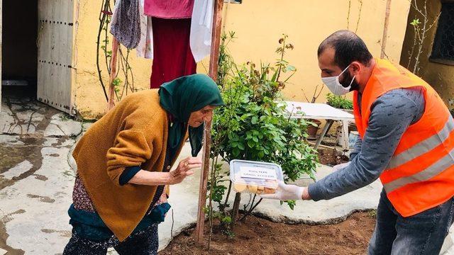 Kızıltepe’nin gönül elçileri evde börek yapıp yaşlılara götürüyor