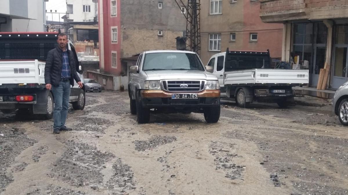 Hakkari&rsquo;de sağanak, yollara zarar verdi