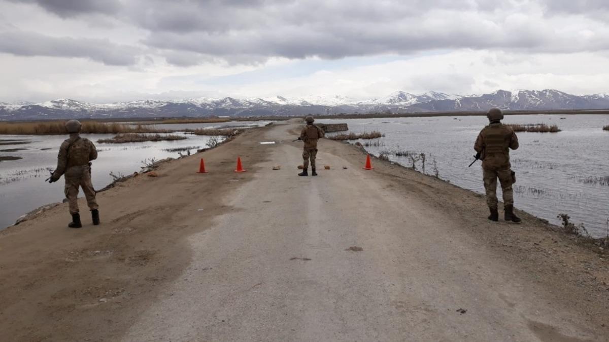 Korona vir&uuml;s nedeniyle karantinaya alınana mahalleye jandarmadan tedbir