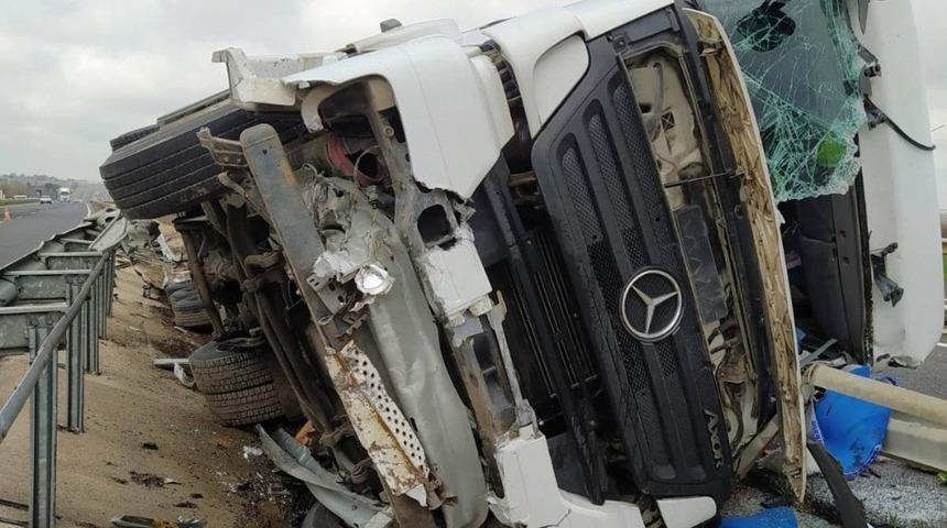 Şanlıurfa&rsquo;da tır devrildi: 1 yaralı