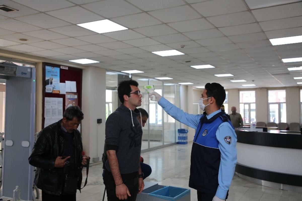 Akdeniz Belediye binasında korona vir&uuml;s tedbirleri